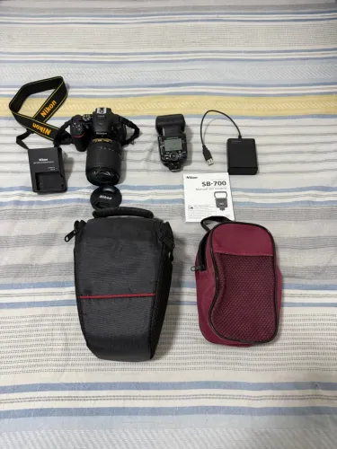 Kit Nikon D5600 + 18-140mm VR + Flash SB-700 - só 313 cliques