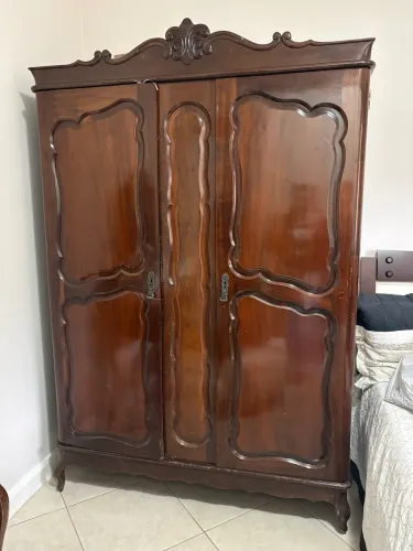 Guarda-roupa Colonial em Madeira Maciça