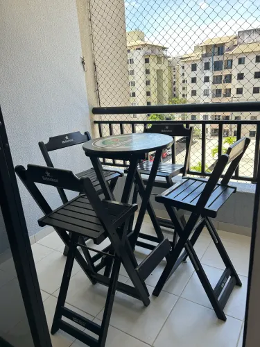 Conjunto bistrô dobrável, 1 mesa e 4 banquetas.