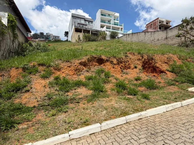 Lote em condomínio fechado, em aclive para venda