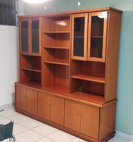 Estante de madeira grande, completa, com portas e nichos