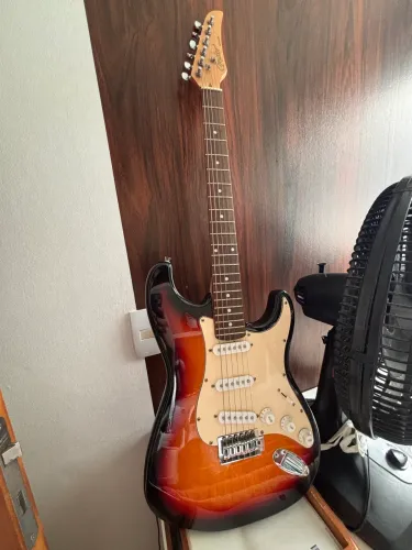 Guitarra Condor RX-10 Stratocaster Sunburst - Muito Conservada!