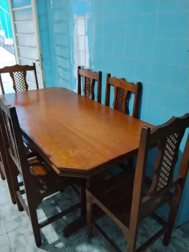Mesa com 6 cadeiras, quem comprar terá que enverniza-la novamente,retirar no local.
