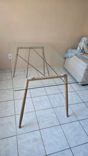 Mesa de Vidro com Pés Amadeirados Estilo Moderno / Industrial - Excelente Estado!