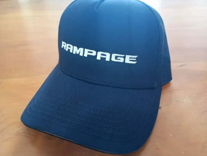 Bonés Originais *novos* ~R$140,00~ por R$80,00 cada