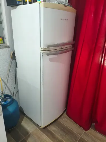 Vendo geladeira 