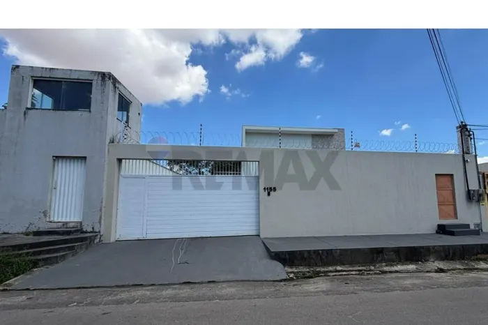 Prédio Comercial com 495m² e 14 Salas A 400m da Av. Mister Hull (Caucaia)