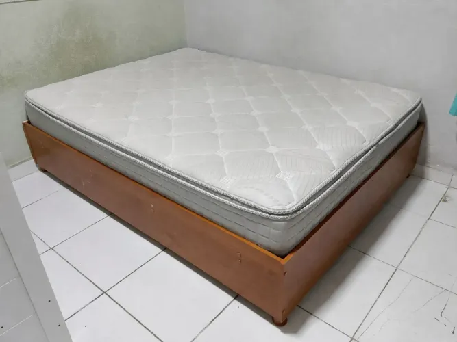 Colchão Casal Molas Ensacadas Altura 25 cm + Base Desmontável de MDF
