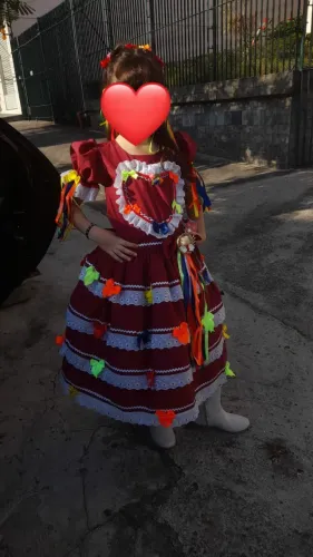 Vestido Caipira Infantil Vermelho com Detalhes Coloridos - Perfeito para Festa Junina!