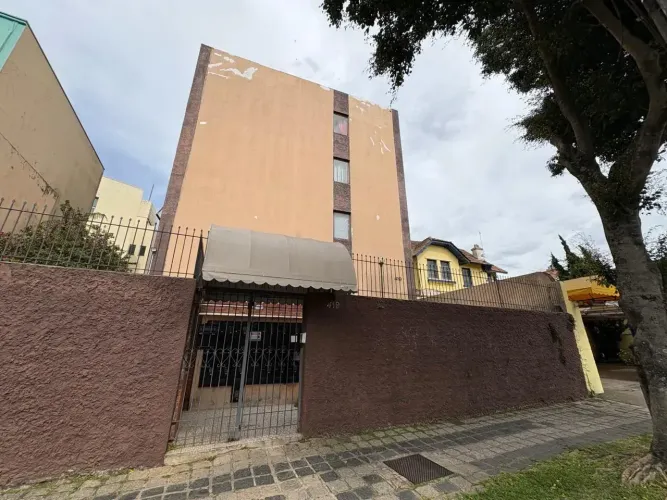 Apartamento ensolarado, bem localizado no bairro Mercês