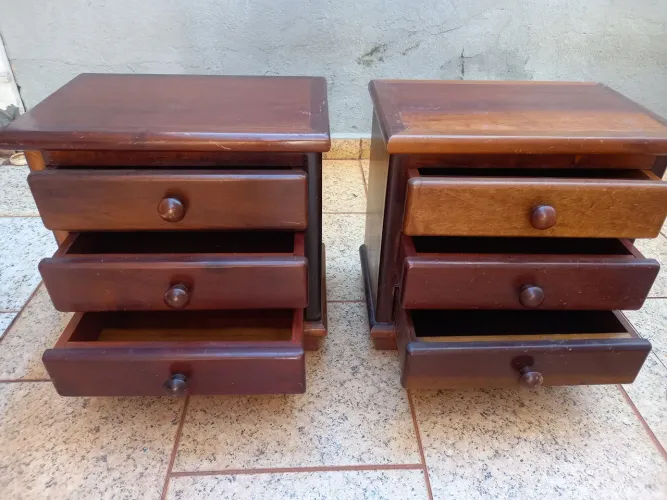 Mesa de cabeceira em madeira