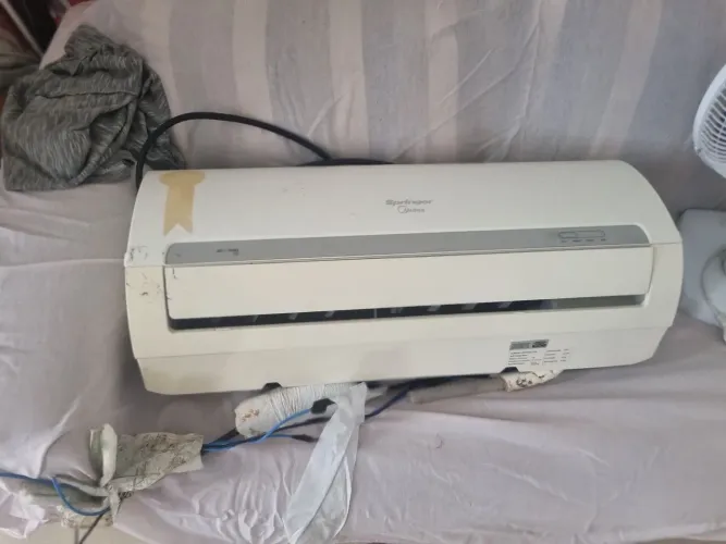 Ar condicionado 9.000 Btus muito bom.