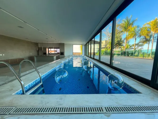 Excelente casa à venda com 5 suítes com 1.000 m2, localização privilegiada no Vale dos Cri
