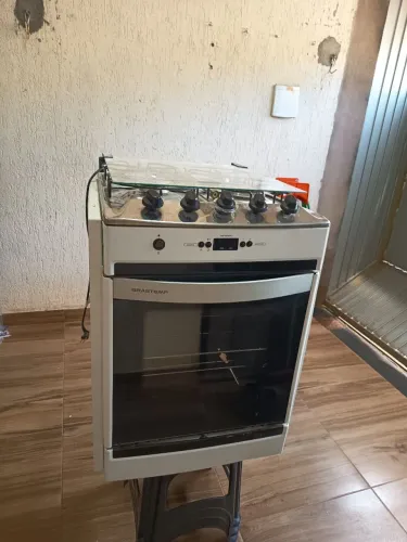 Fogão de embutir painel digital 4 bocas e forno auto limpante 