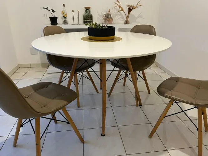 Mesa eiffel branca com 4 cadeiras beges estofadas