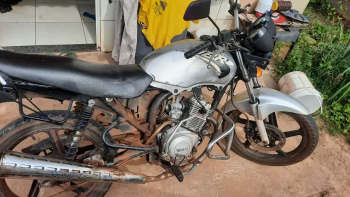 Vendo moto ybr 125 2001 para sucata ou c quiser arrumar tem carenagens e farol só montar 