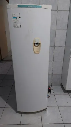 Geladeira com dispenser de agua