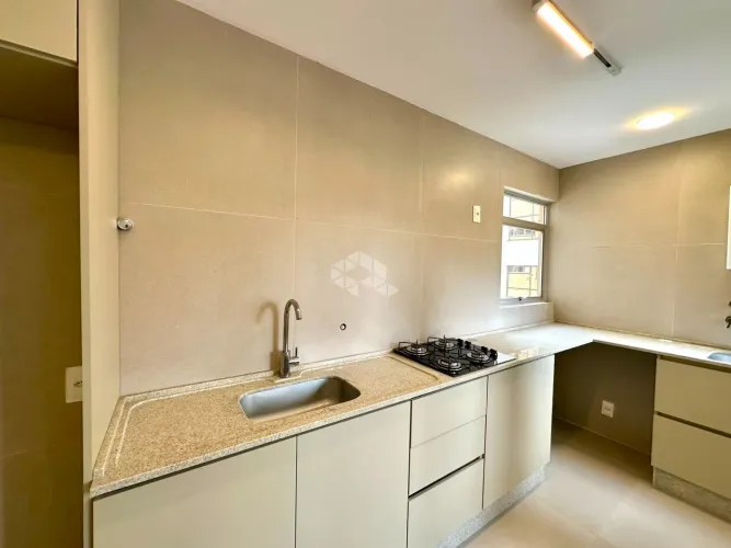 Apartamento à Venda no Centro de Florianópolis | 2 Quartos, Reformado e Pronto para Morar