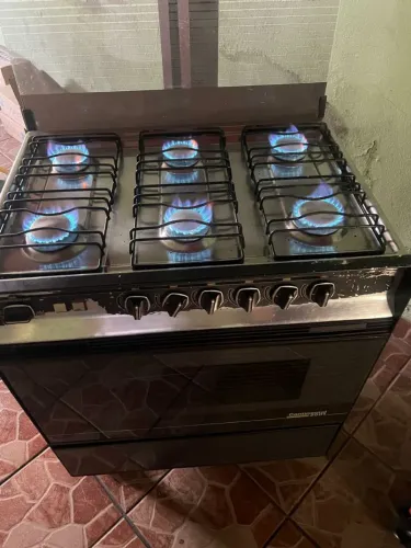 Fogao de 6 bocas.Obs: forno nao está funcionando.