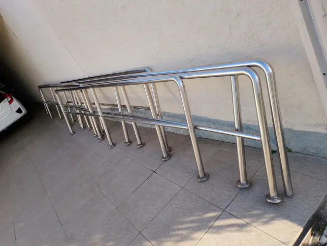 Guarda corpo em inox 8 peças com Aprox. 3,80cm cada uma.