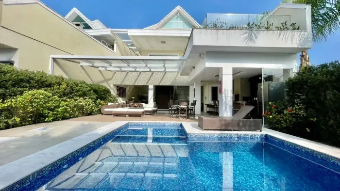 LOCAÇÃO DE CASA TRIPLEX COM 4 SUÍTES,  NO CONDOMÍNIO INTERLAGOS DE ITAÚNA NA BARRA DA TIJU