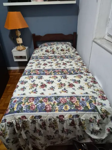 Cama de solteiro de madeira.