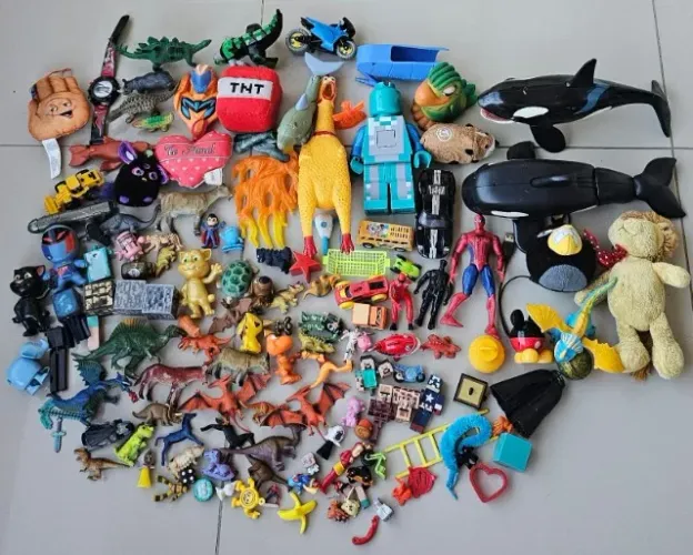 Lote de brinquedos antigos no estado