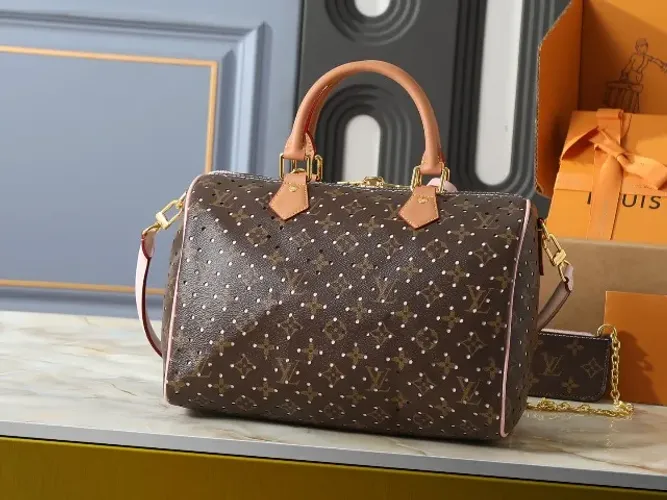 Bolsa Louis Vuitton Monograma Marrom com Detalhes Rosa e Alça Transversal