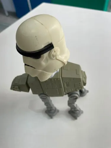 Brinquedo Star Wars Stormtrooper no AT-ST Mc Donalds