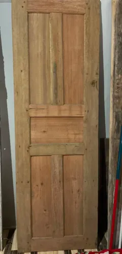 Porta de madeira cupiuba c/caixilho Tamanho: 70x2,10