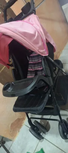 Vende- s Carrinho de bebê .Por 280,00 no pix ou 3x de 100,00 no cartão.