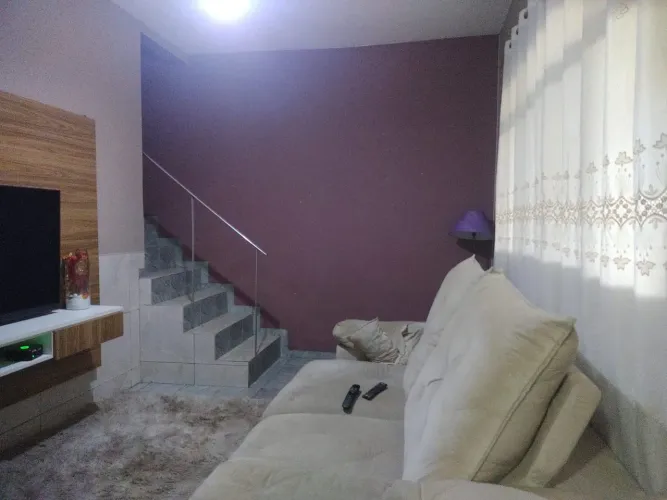 Casa de 2 Quartos (1 Suíte) com Quintal de 300m² e Garagem para 3 Carros