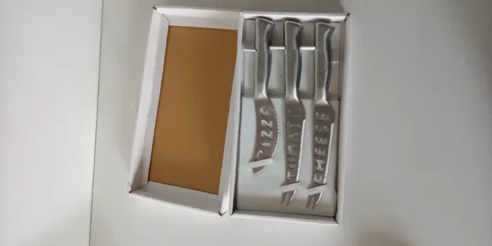 Conjunto de 3 facas para lanche em inox (com os nomes pizza, cheese e tomato vazados)