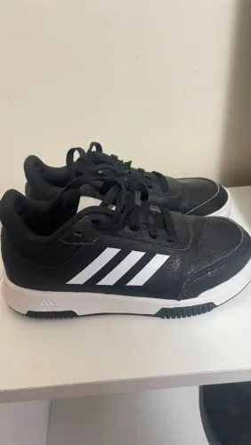 Tenis adidas em couro tamanho 28