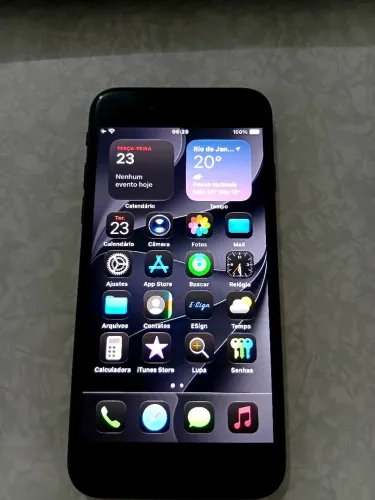 iPhone SE Gen 2 (2020), iOS 27, praticamente sem marca de uso