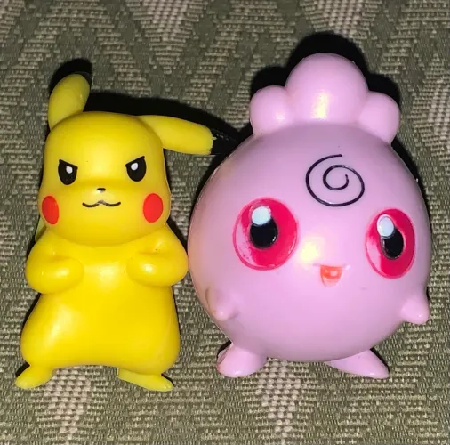 Pokemon 2 bonecos Pikachu e Igglybuff originais impecáveis 