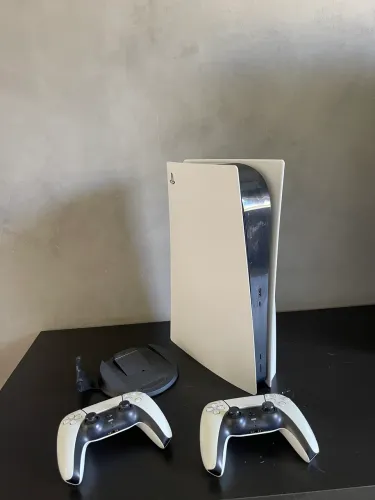 Vendo Playstation 5 825Gb Ssd + 2 Controles Dualsense e Cabos, com nota fiscal