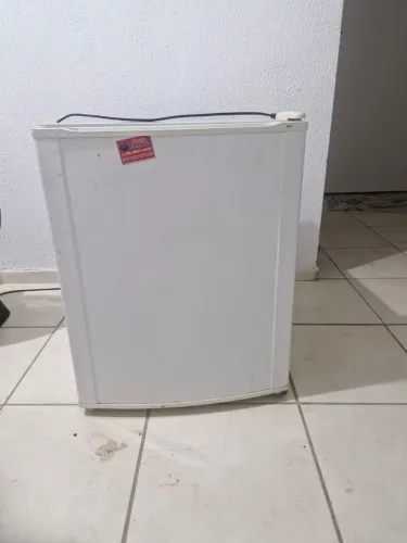 Frigobar semi novo