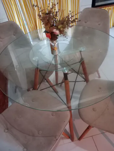 Mesa e cadeiras 