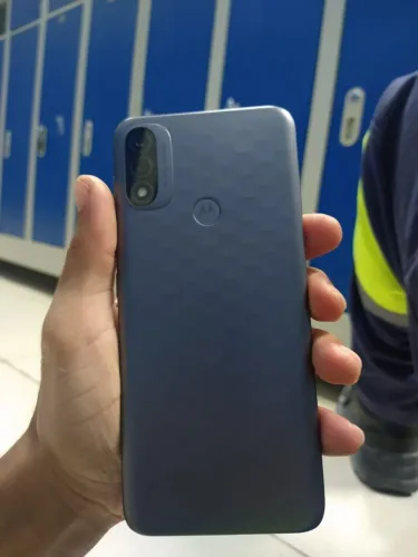 Vendo celular moto e20 semi novo 