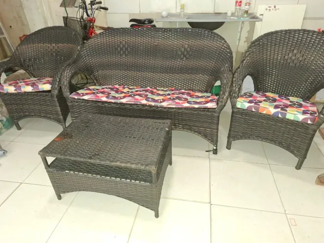 Conjunto mesa, sofá e cadeiras