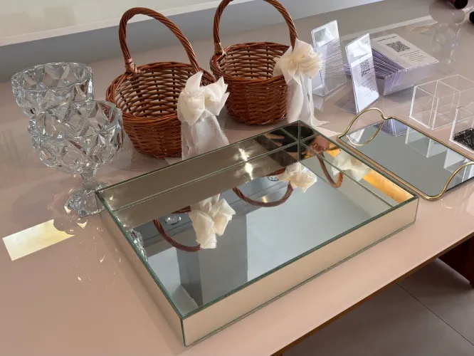 Kit casamento: bandejas para kit banheiro, cestas floristas, bombonieres e placas QR code
