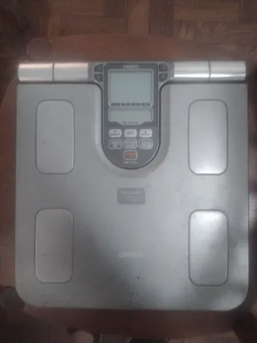 BALANÇA DE BIOIMPEDÂNCIA DE CONTROLE CORPORAL DA MARCA OMRON USADA/ COM MANUAL