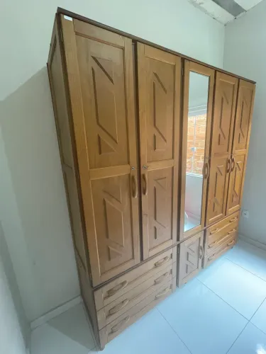 Guarda roupa de madeira