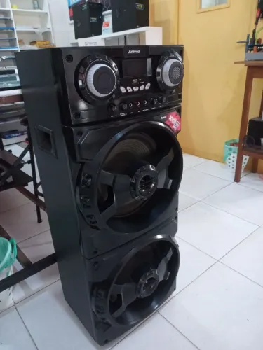 Caixa de Som Amplificada semi nova 