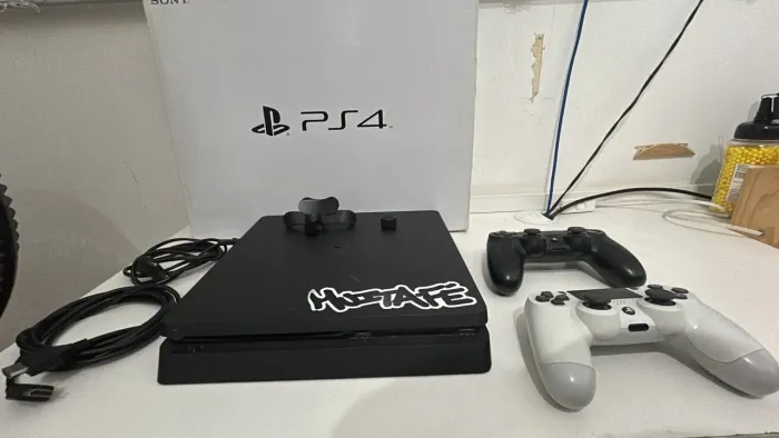 PS4 Semi novo, 2 controles, Caixa, cabo de energia e HDMI