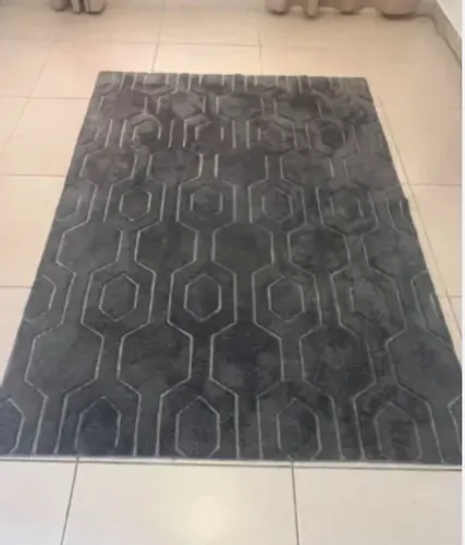 Tapete grande para sala - novo, cinza, conservado, sem manchas ou avarias.
