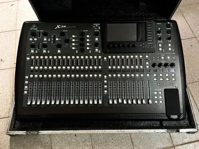 Mesa Behringer X32 Full com Case muito nova