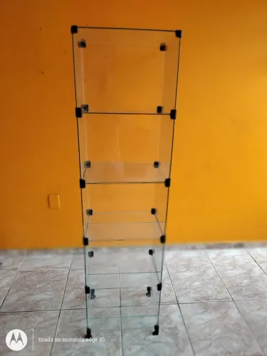 Estante de vidro com cinco divisões 