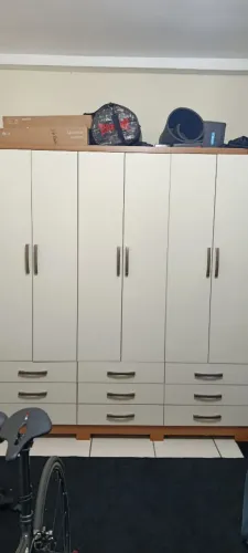 Guarda roupas 6 portas e 9 gavetas
